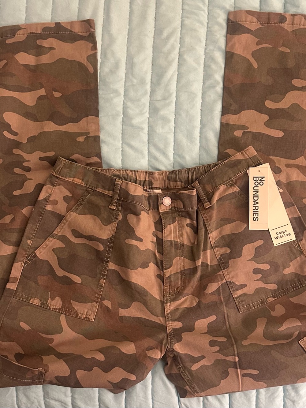 No Boundaries woman’s Camo Cargo Wide Leg Bottoms NWT